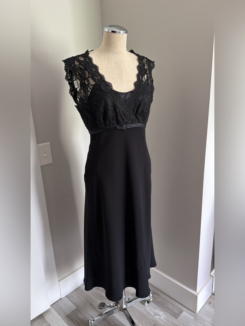 2000s Jones New York Dress Women’s Black Silk Lace A-Line Midi Scoop Neck 10